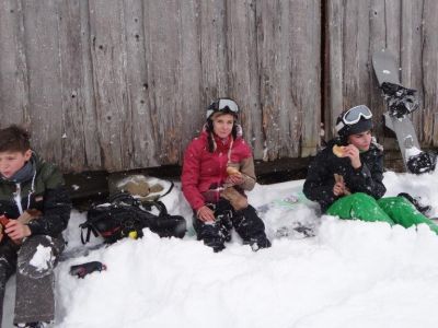 Kids und Teens bei der Pause vor eine Scheune