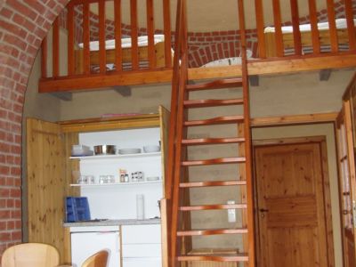Schlafgalerie in einer Kuppel-Maisonette f�r Familien im Lehmhaus in Gl�cksburg
