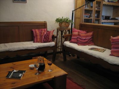 Rotwein am Abend genie�en