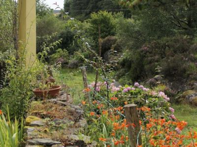 Der weitl�ufige Garten gr�nt und bl�ht.