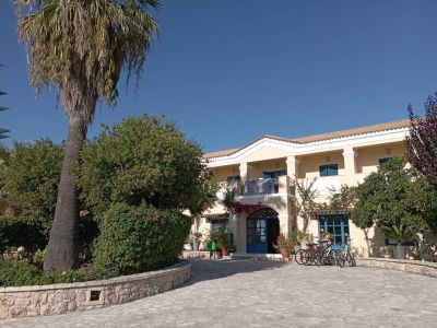 Hotelauffahrt mit Leihr�dern