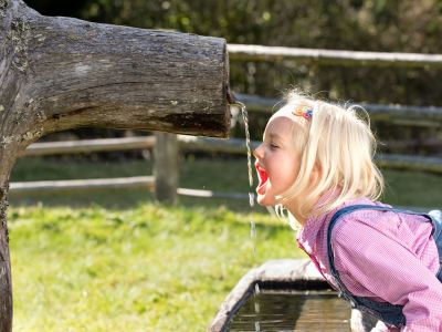 eltern-kind-urlaub oesterreich obertauern kind an brunnen