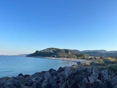 Spiegelglattes Meer am Karavostasi Beach