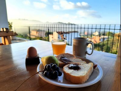 frisches fr�hst�ck mit meeresausblick marathias korfu