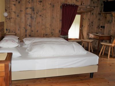 geschmackvoll eingerichtete Zimmer im rustikalen Stil in der Pension in Anderb�tt