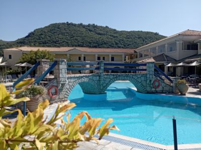 Gro�er Hotelpool im Strandhotel Karavostasi