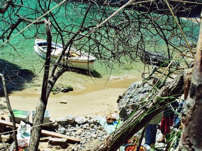 Kleines Boot in der Bucht