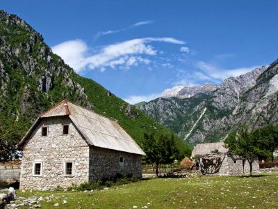 Albanien H�tte im Tal Wanderreise mit Gep�cktransport