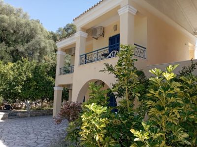 Zweigeschossige Hotelanlage mit gro�z�gigem Garten