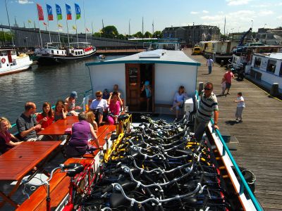 Bereit zum Anlegen im Hafen