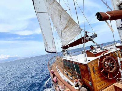 Genua und Gro�segel sind gesetzt.