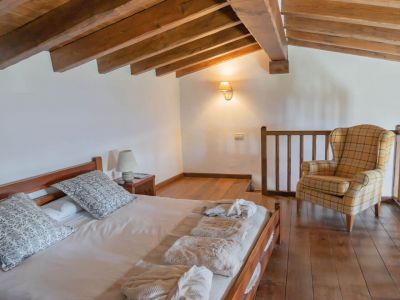 schlafzimmer doppelzimmer dach holz