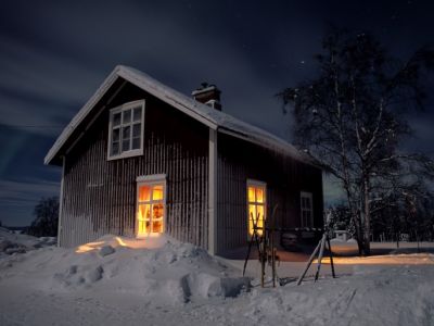 Das G�stehaus in einer Winternacht (Foto: Sandra Peter und Jochen Oetinger)