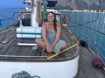 Frau auf dem Deck beim privaten T�rn