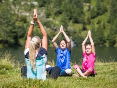 familienreise sommer berge �sterreich yoga