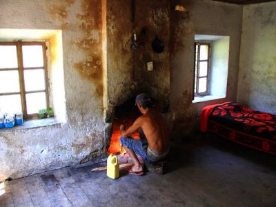 Albanien Trekking H�tte Feuerstelle Kamin