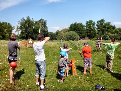urlaub familie kind aktiv bogenschie�en camping