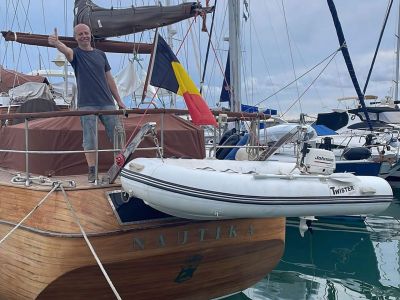 Unterwegs h�ngt das Dinghi/Beiboot am Heck.