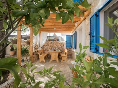 sitzbereich vor ferienappartement bei krka wasserf�llen