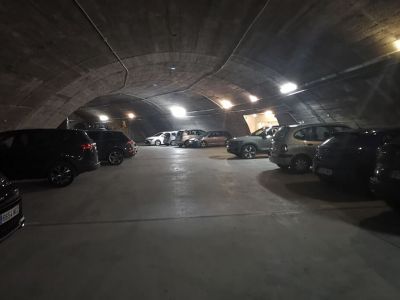 tiefgarage autos parken katalonien urlaub