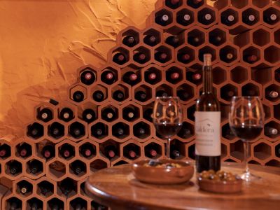 Bodega-Sitzecke-Weine