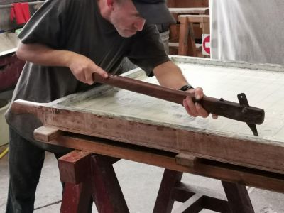 Schneiden der noch weichen Olivenseife