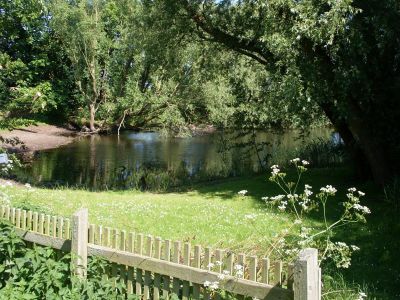 Garten mit Weiher in Bio-Pension