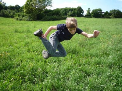 junge sprung wiese familienurlaub thueringen